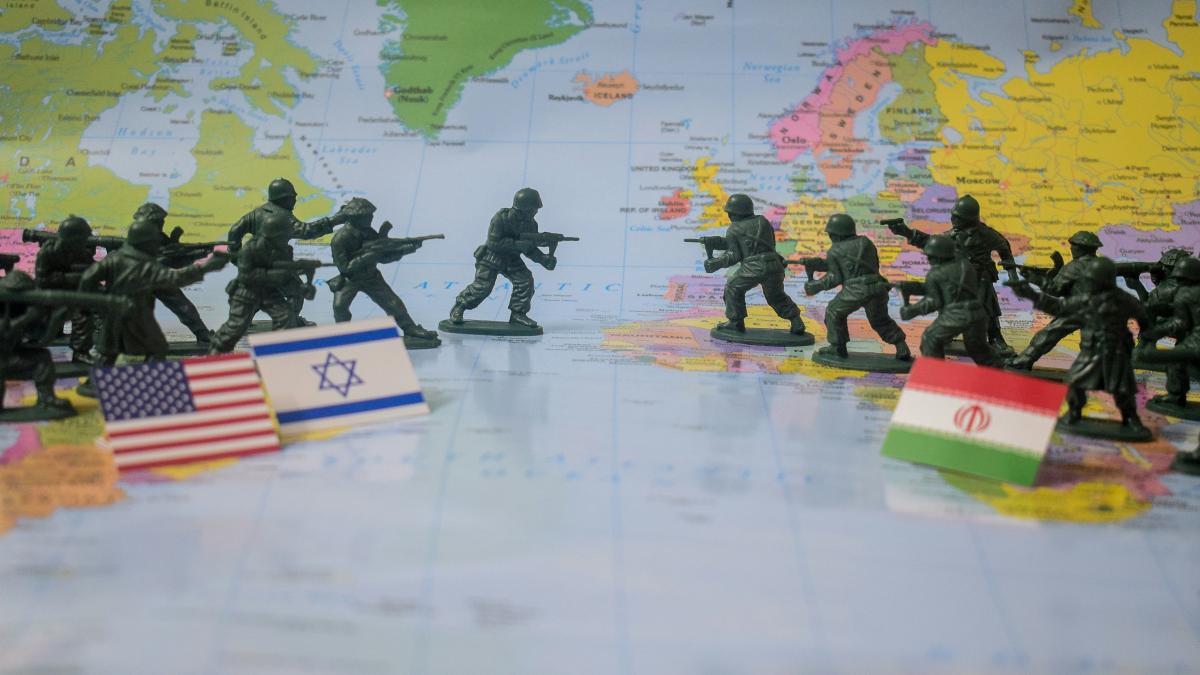 razboi sua si israel vs iran cu figurine