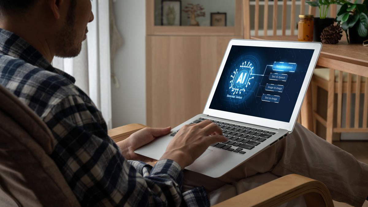 barbat lucrand pe laptop