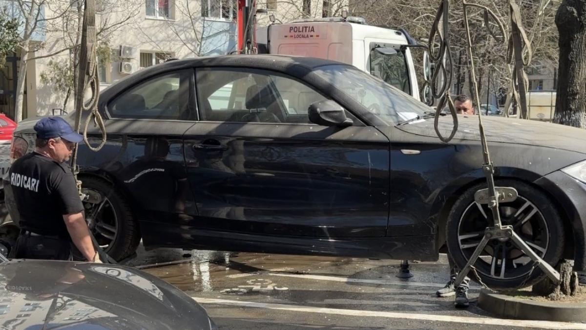 Mașinile parcate pe bulevardele Sectorului 4, ridicate temporar pentru ca rigolele să fie desfundate și curățate corespunzător