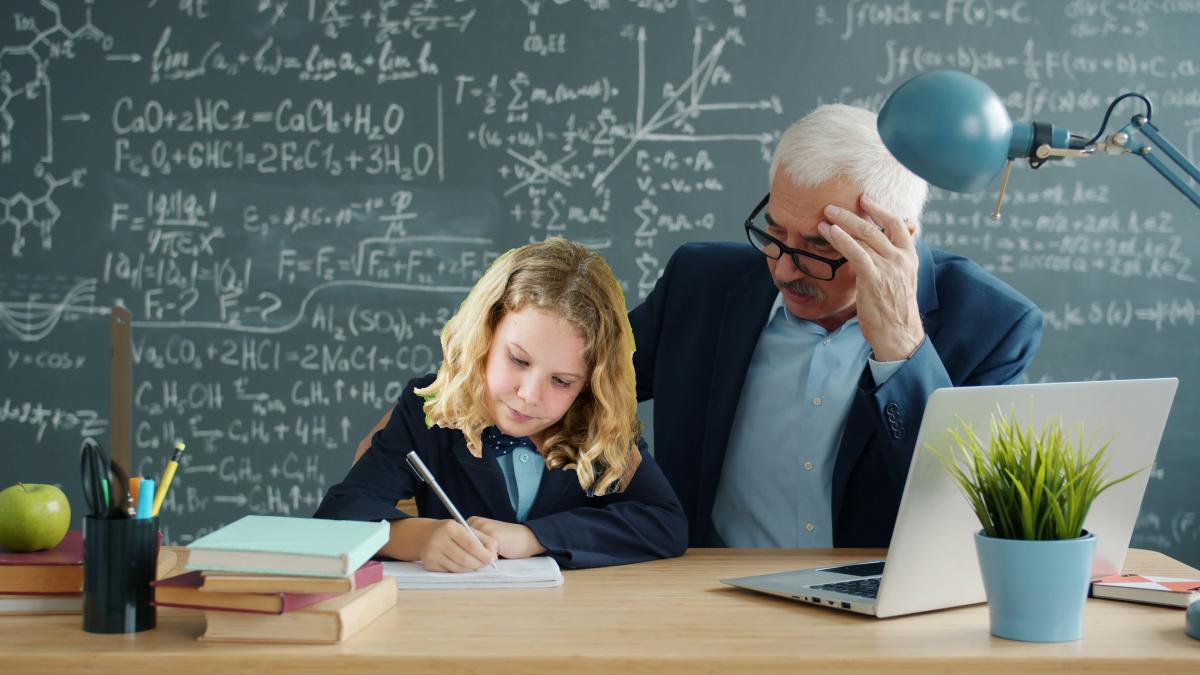 Profesor acuzat că a sărutat o elevă de 12 ani: „A fost accidental, ea doar voia să mă îmbrățișeze”