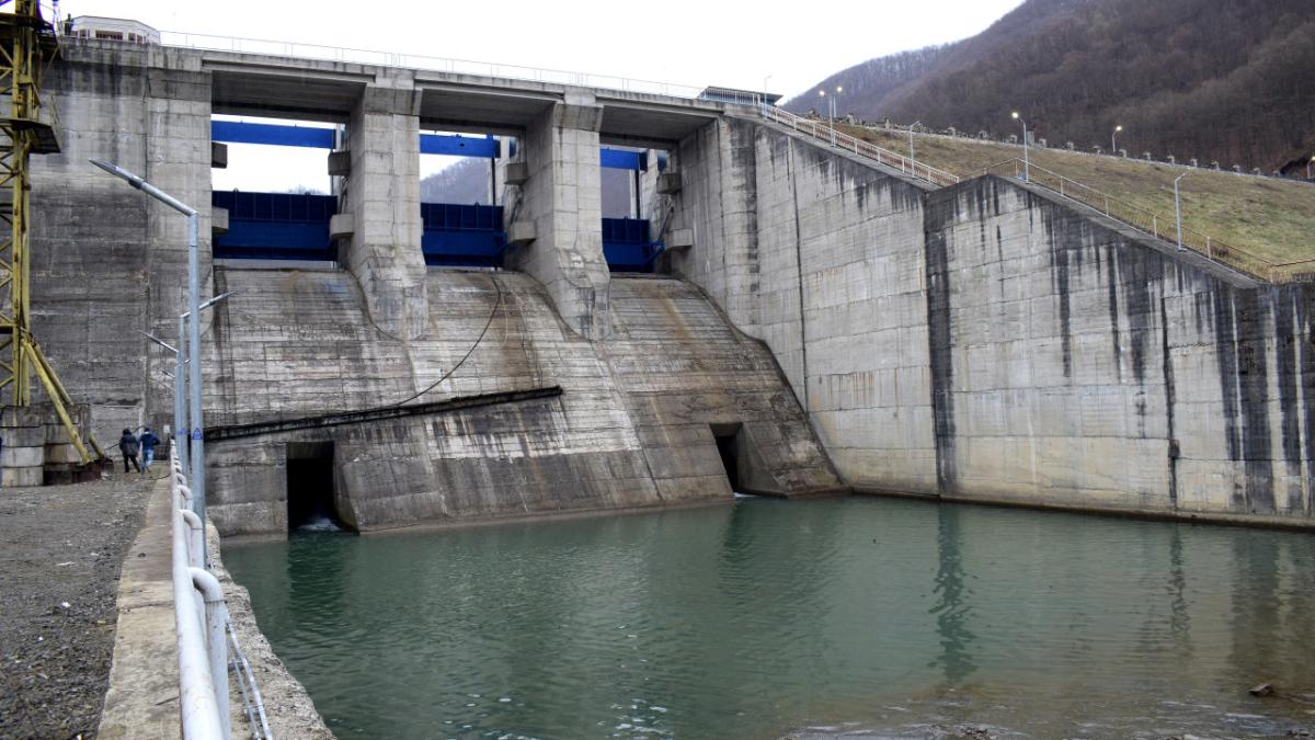 Barajul și lacul de acumulare de la Mihăileni
