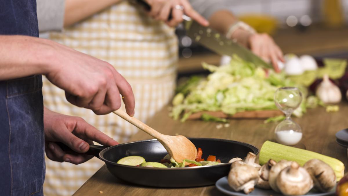 oameni facand mancare