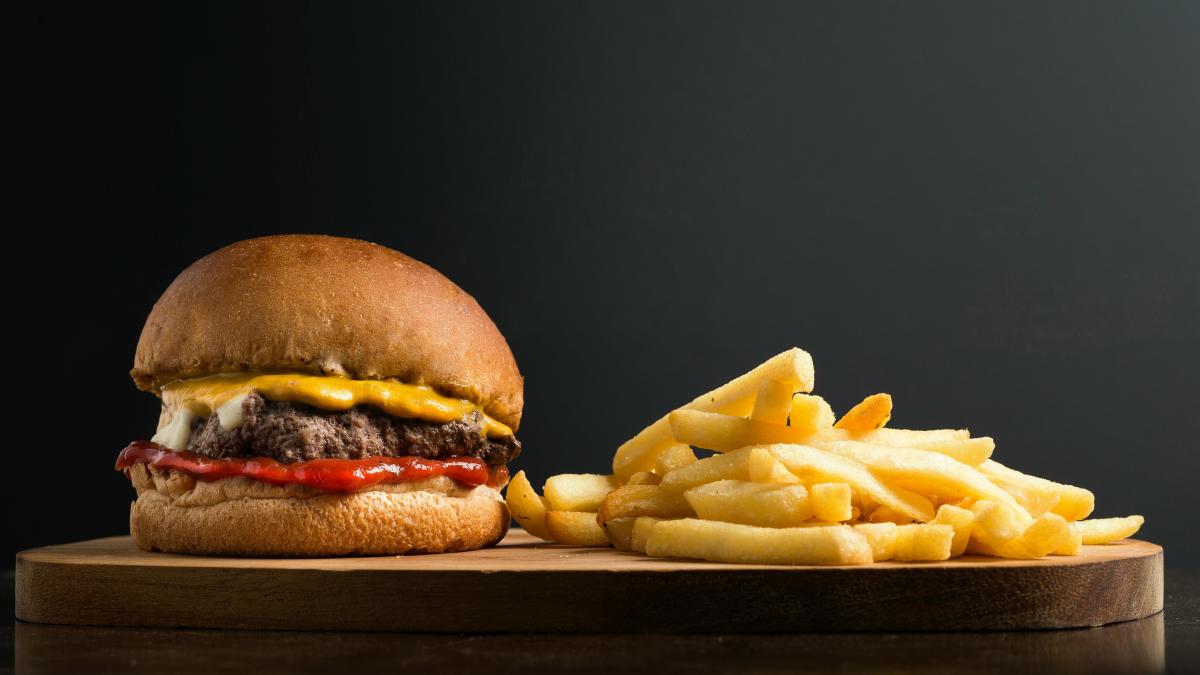 mâncare / Fotografie de la Daniel Reche: https://www.pexels.com/ro-ro/fotografie/mancare-produse-alimentare-sandvi-cina-1556688/