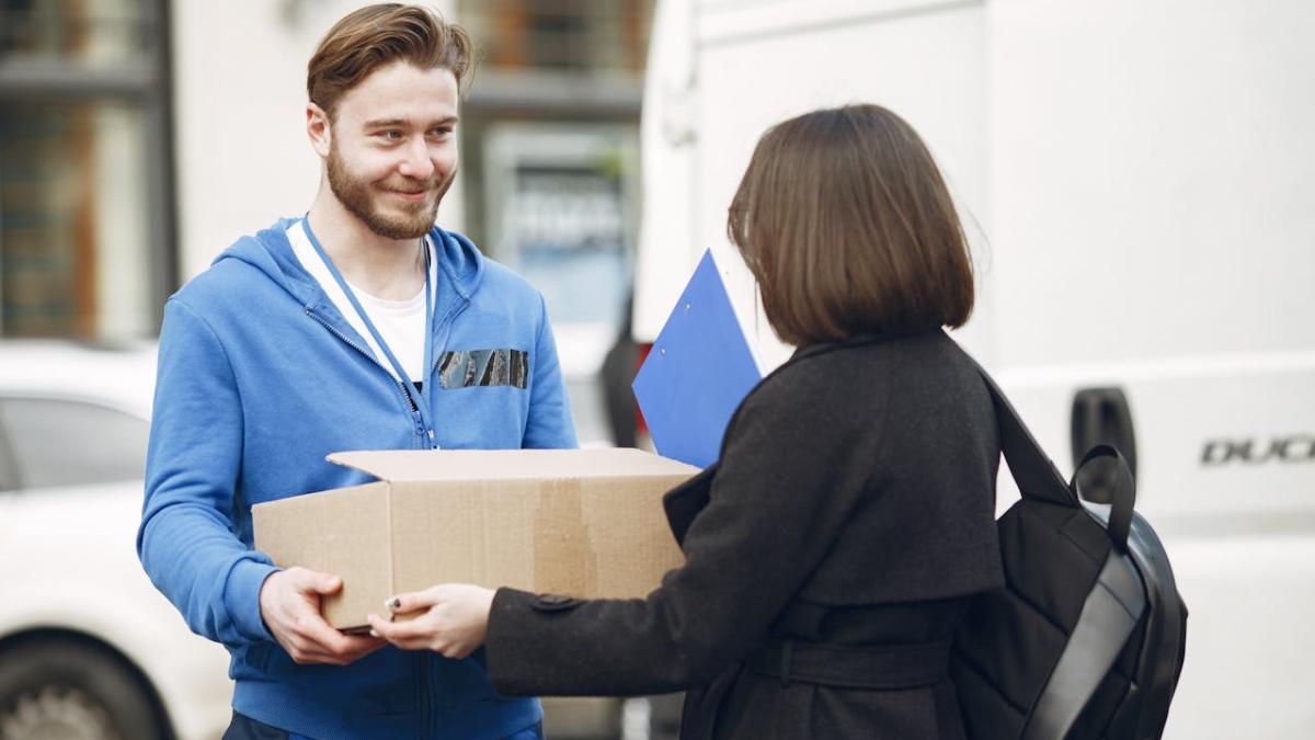 imagine cu un colet, curier