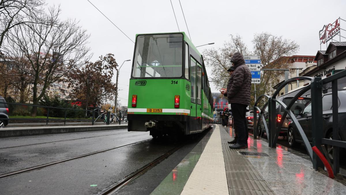 Pieton lovit de tramvai în Capitală