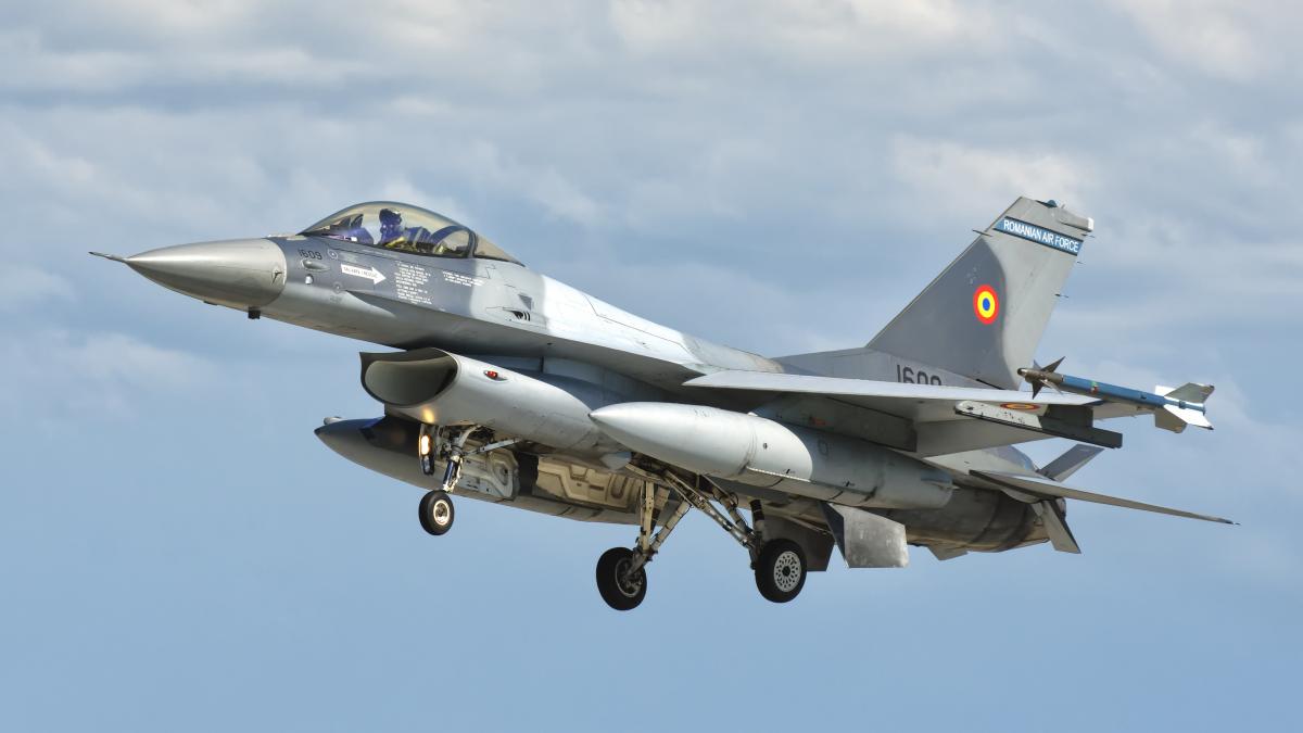 imagine cu avion F-16