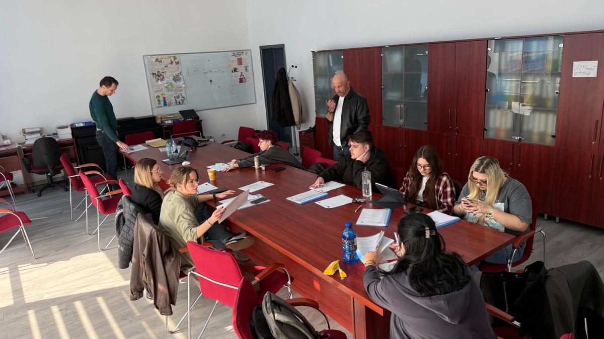 COMPAS: Cum învață studenții să analizeze media și să gestioneze crize de comunicare