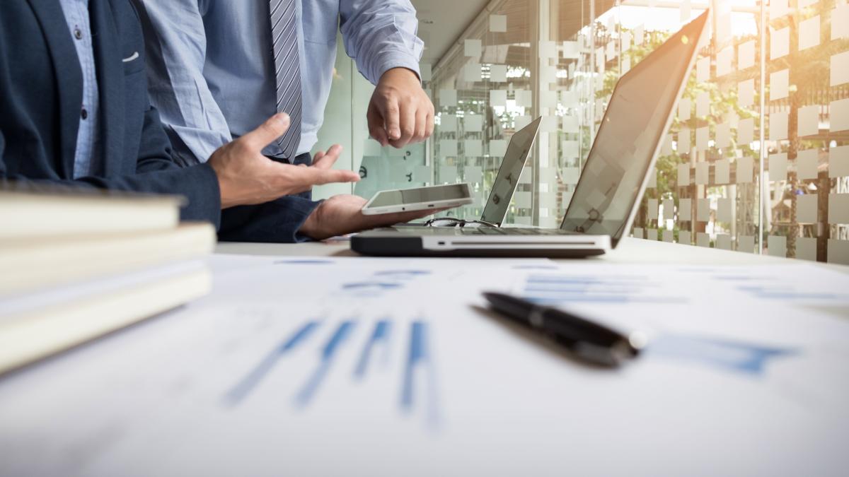 discutii intre 2 oameni de afaceri