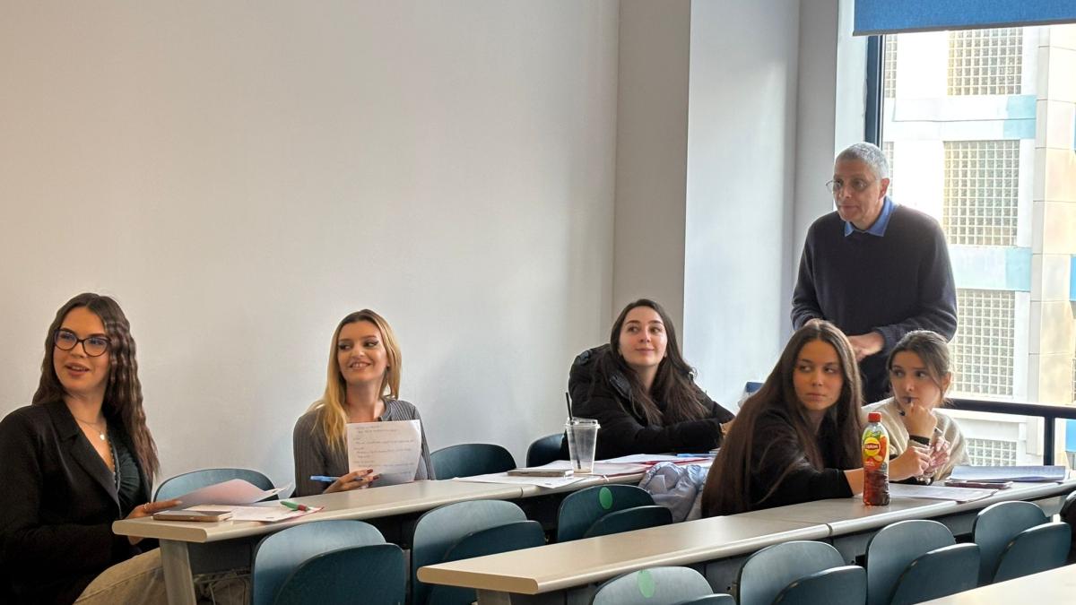 Cum se organizează o conferință de presă eficientă, lecții practice la Universitatea Titu Maiorescu