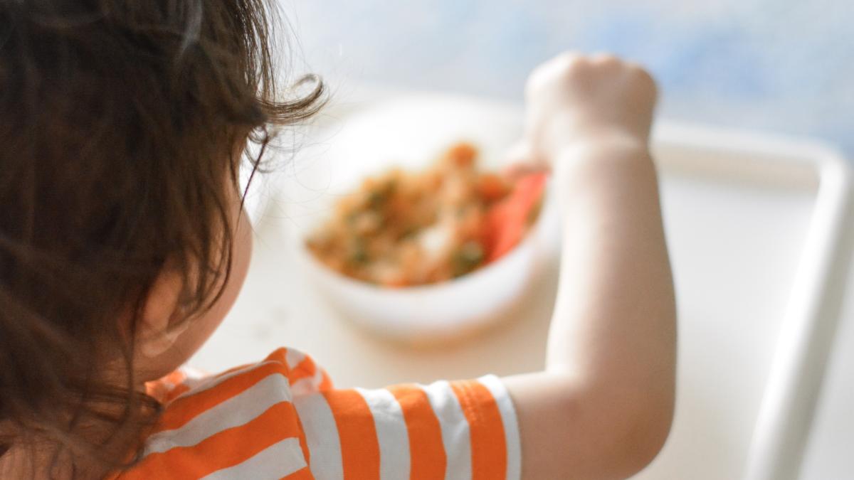 un copil mananca mancare