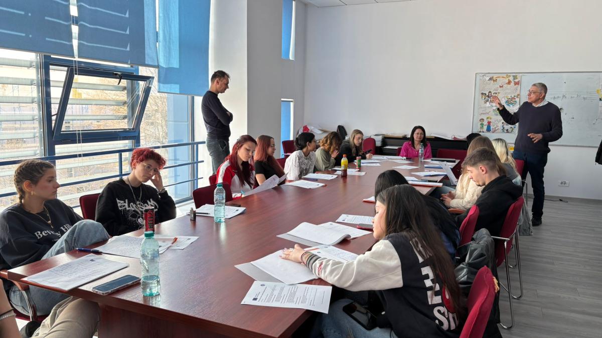 COMPAS: Declarația de presă și comunicarea în situații de criză explicate studenților de la Titu Maiorescu