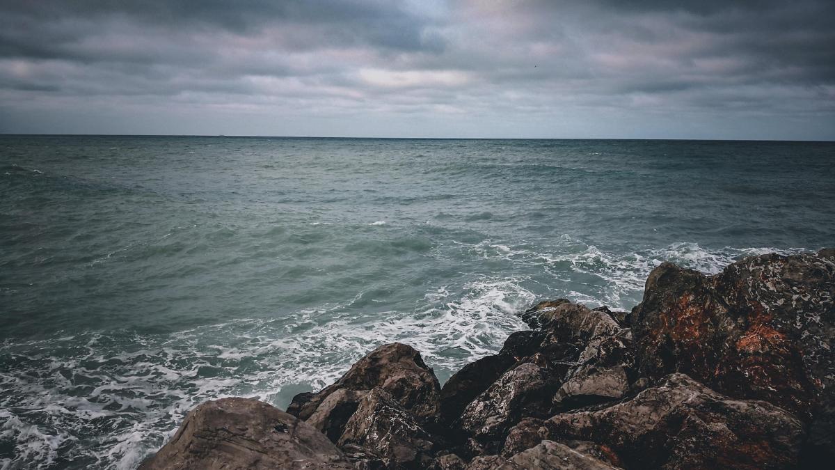 imagine cu apa mării, stânci