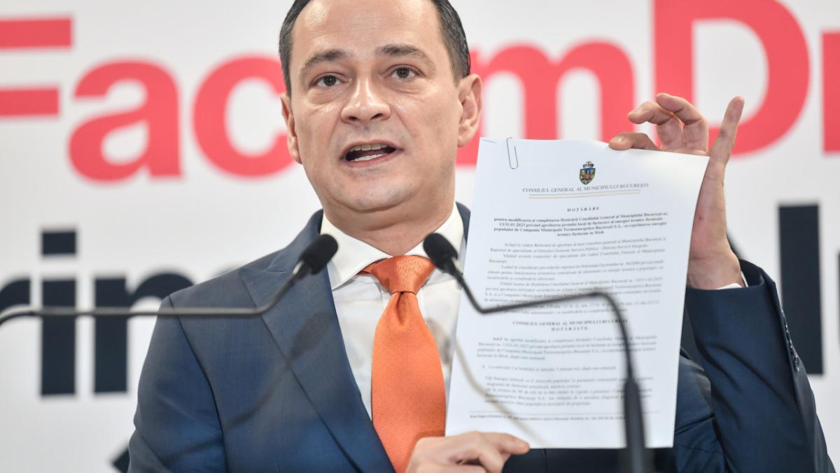 Primarul Sectorului 4, Daniel Băluță ține în mână un document