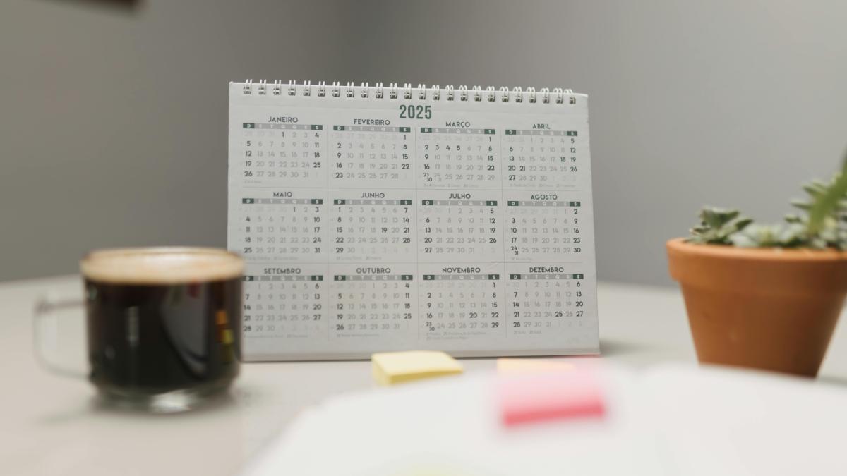 calendar / Fotografie de la Matheus Bertelli: https://www.pexels.com/ro-ro/fotografie/calendar-de-birou-2025-cu-cafea-i-suculente-29509456/