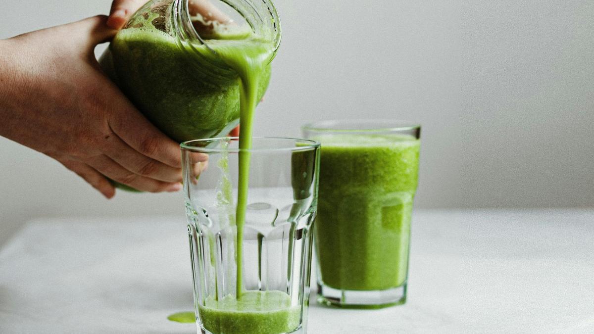 Sucul de țelină: băutura-minune sau doar un mit? Ce spun, de fapt, specialiștii