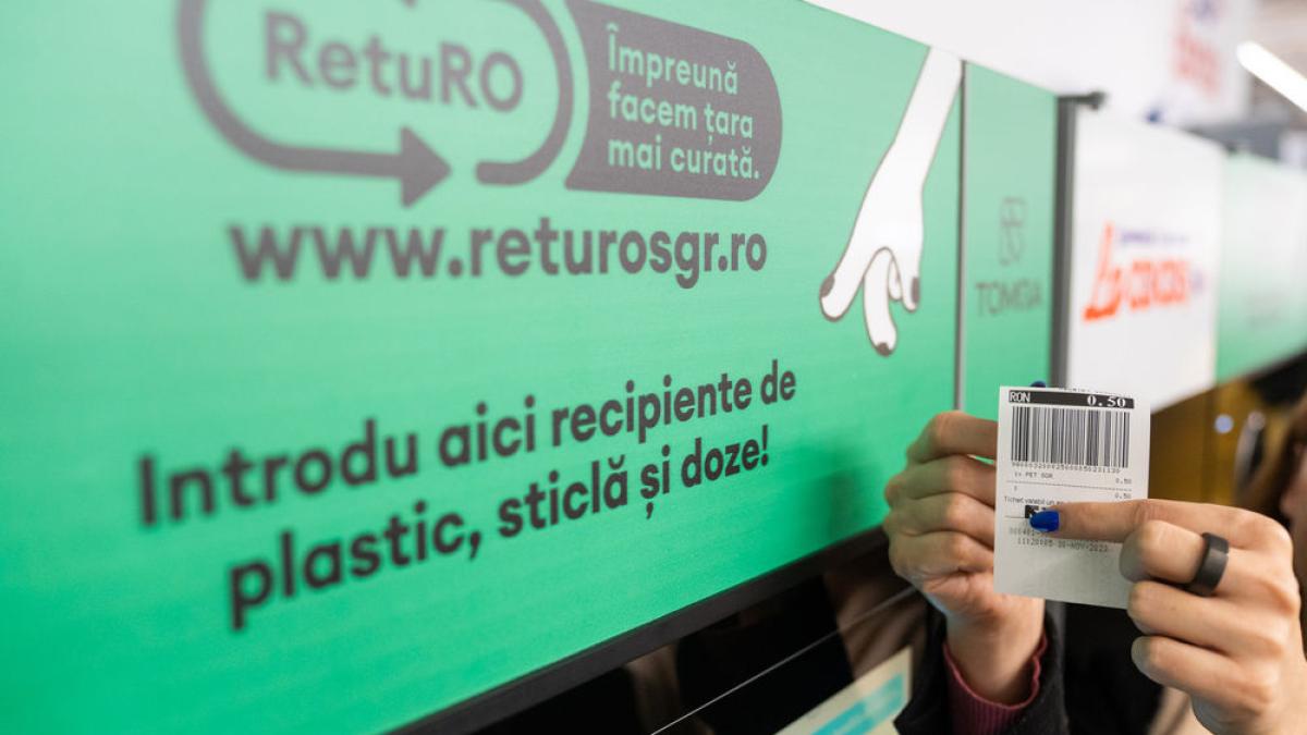Imagine cu un aparat Returo folosit pentru reciclarea ambalajelor