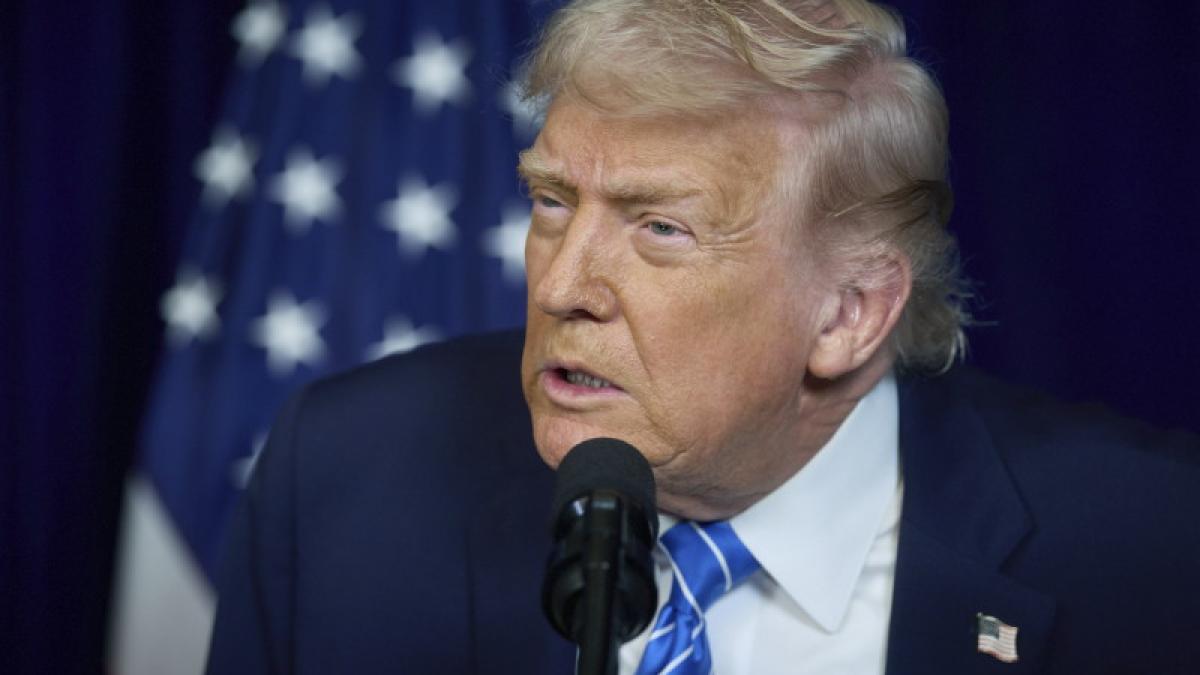Președintele american Donald Trump. In spatele sau este drapelul american