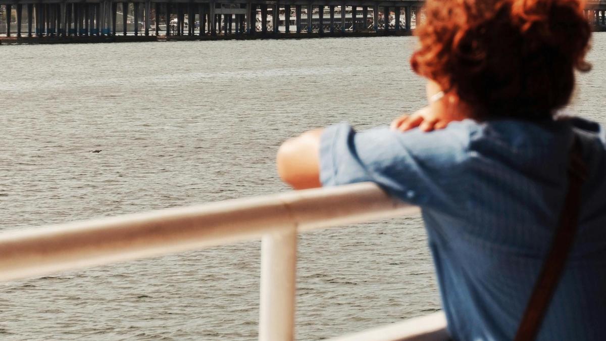 femeie pe barca cu spatele