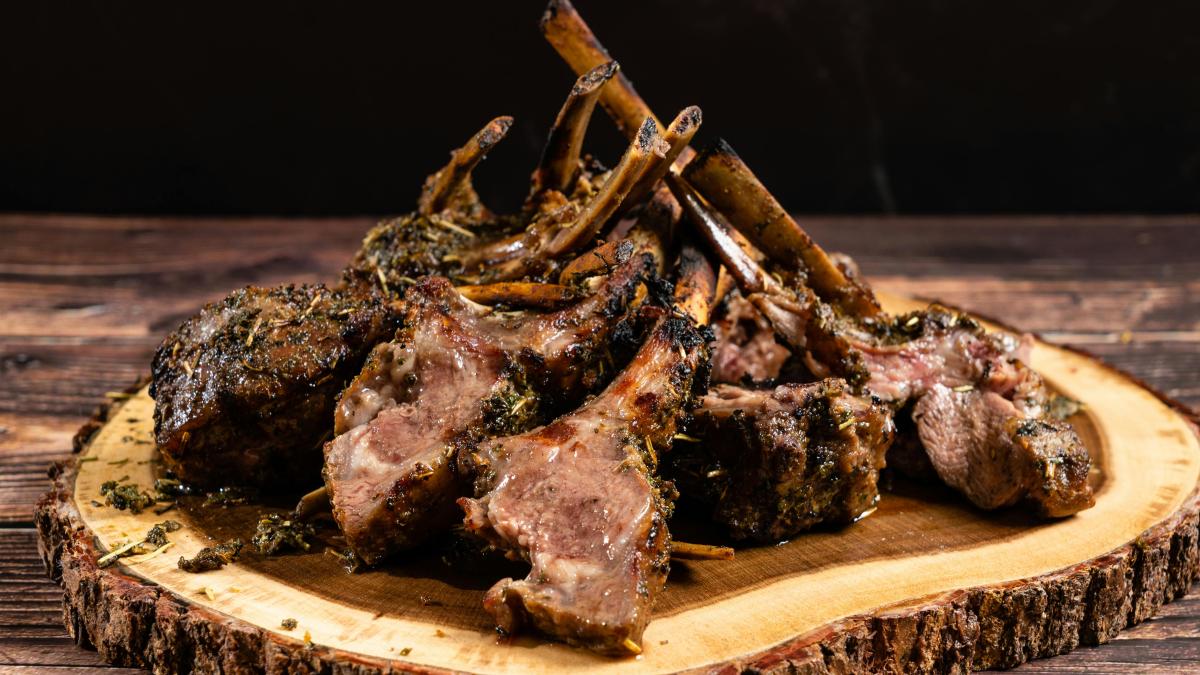 friptură miel / Fotografie de la Snappr: https://www.pexels.com/ro-ro/fotografie/cotlete-de-miel-suculente-cu-crusta-de-ierburi-pe-lemn-rustic-29908554/