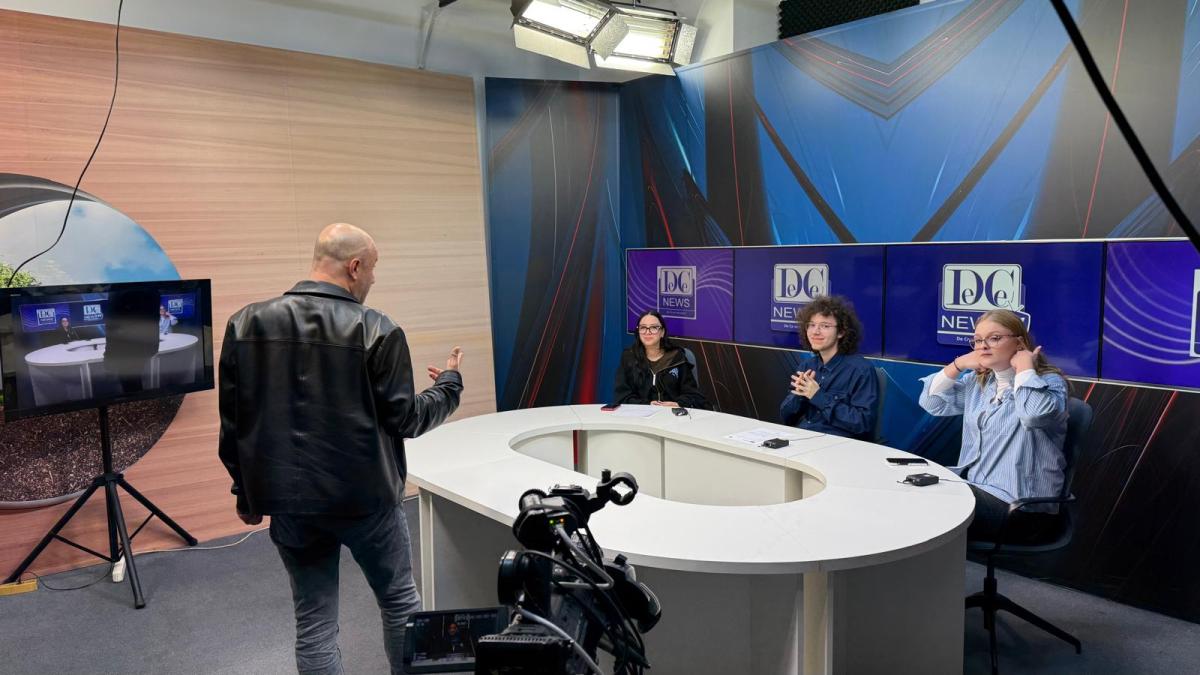 Din studenți în oameni de TV: Experiență reală de talk-show în studioul DCNews