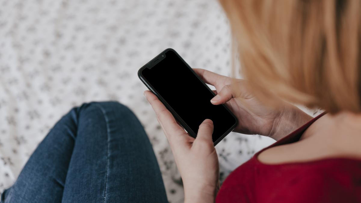 fata folosind telefonul