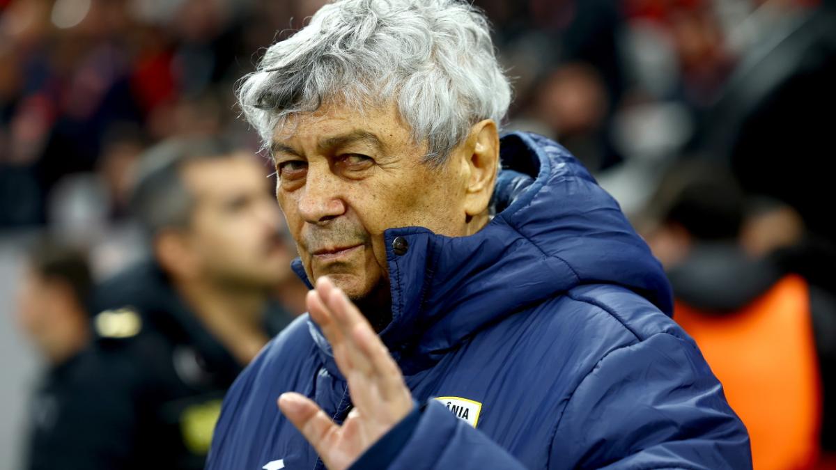 imagine cu mircea lucescu pe stadionul din istanbul