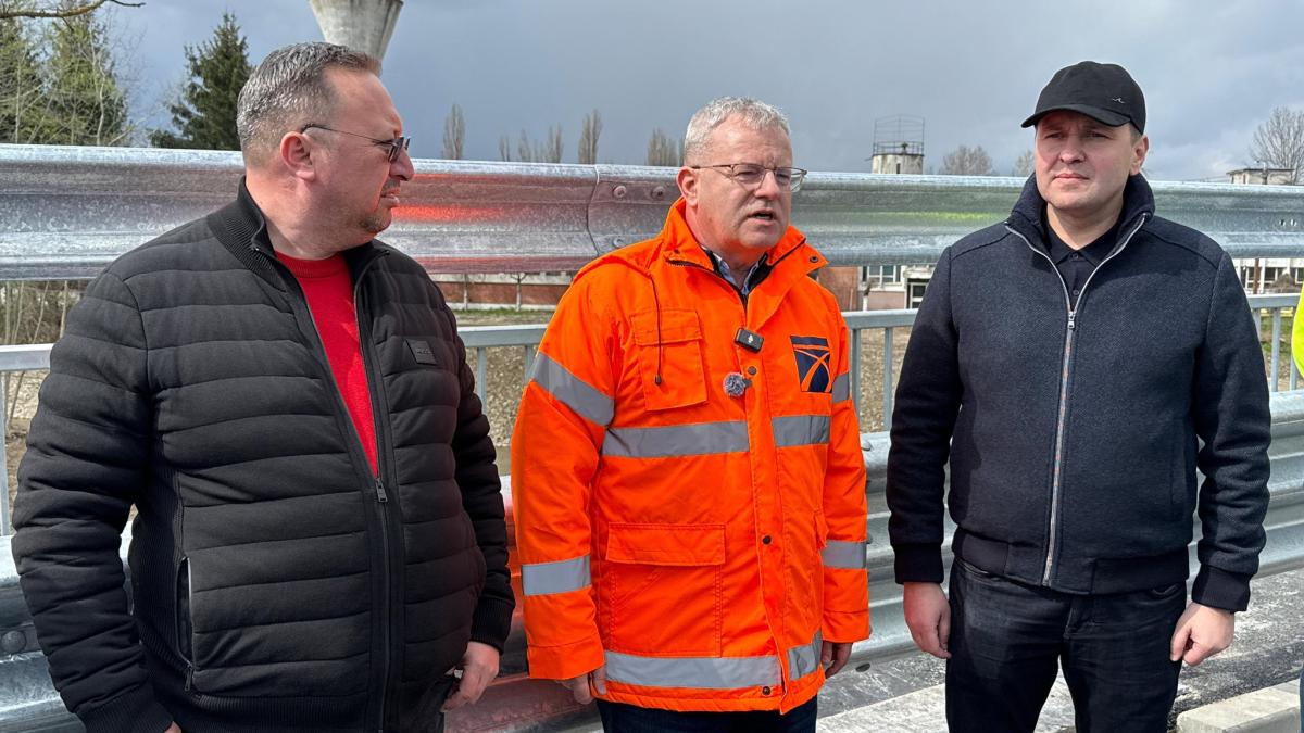 Constantin Ana, primarul de la Pucoasa, Ionuț Săvoiu, secretar de stat, Ministerul Transporturilor și Corneliu Ștefan, președintele PSD al CJ

Foto: Facebook Corneliu Ștefan