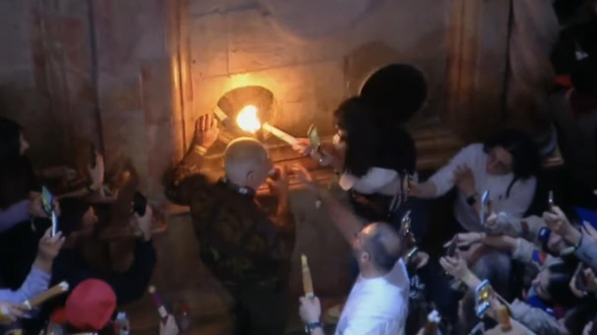  S-a aprins Lumina Sfântă la Ierusalim. Când ajunge în România / VIDEO