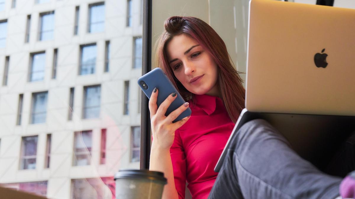 imagine cu o femeie care muncește la laptop