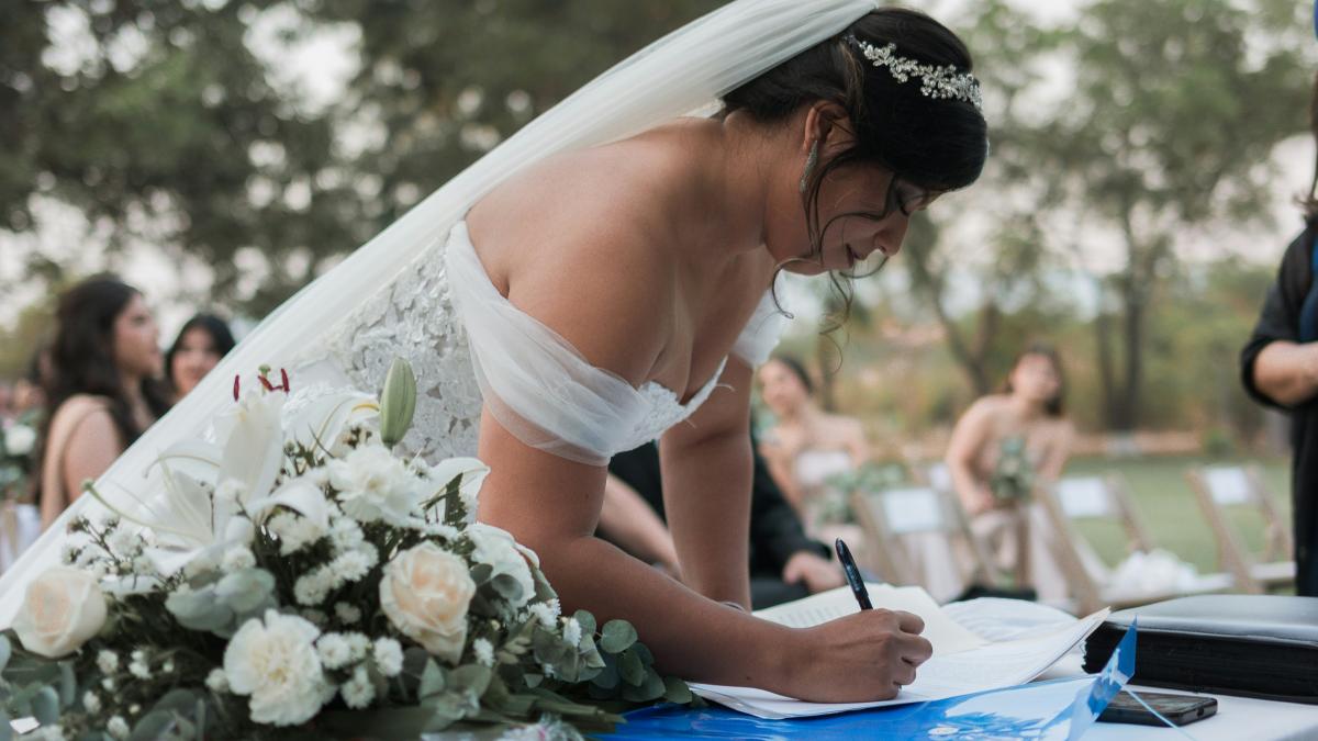 De ce semnează femeia prima la Starea Civilă: explicația care schimbă percepția asupra unei „tradiții”