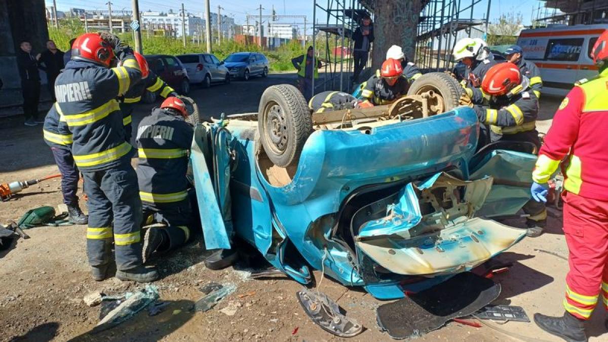 Accident grav în Iași O mașină a căzut de pe Pasarela Bucium