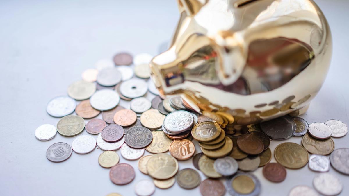 bani / Fotografie de la Atlantic Ambience: https://www.pexels.com/ro-ro/fotografie/estompare-ince-o-are-aur-auriu-12969343/