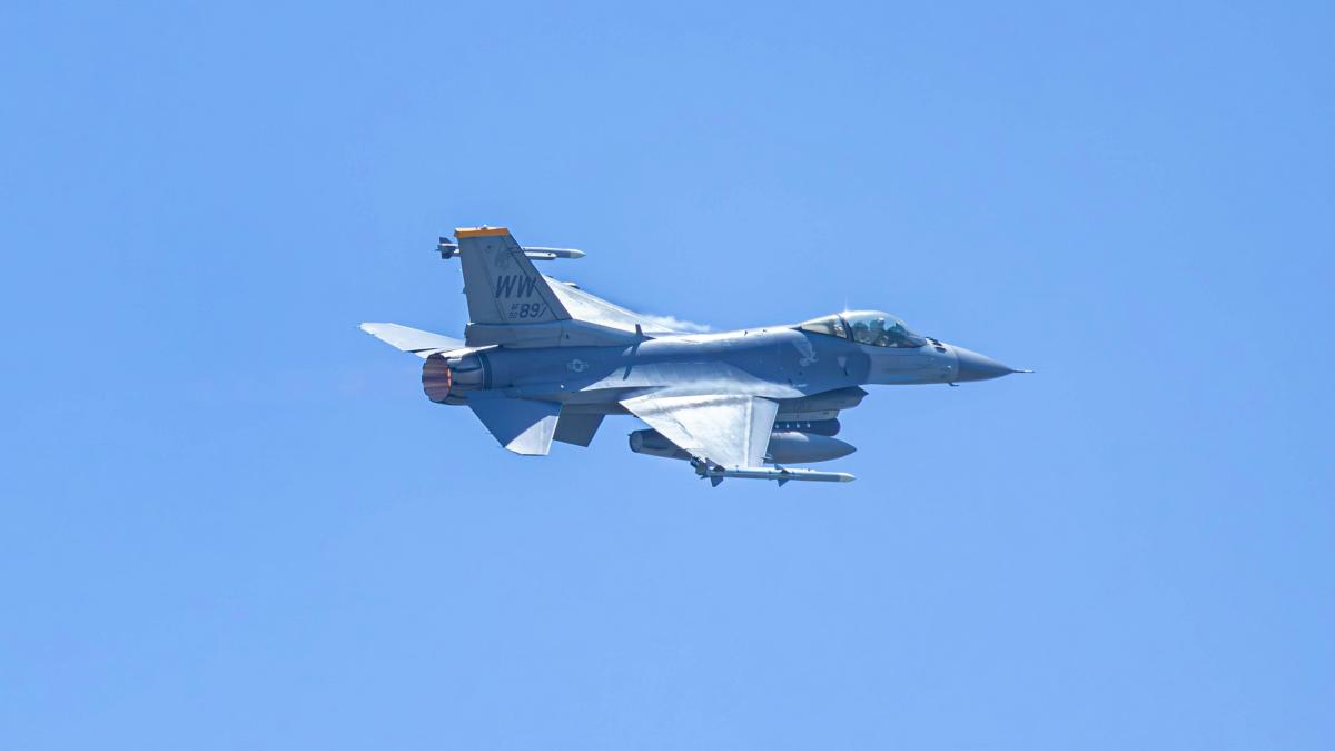 avion f16 in zbor
