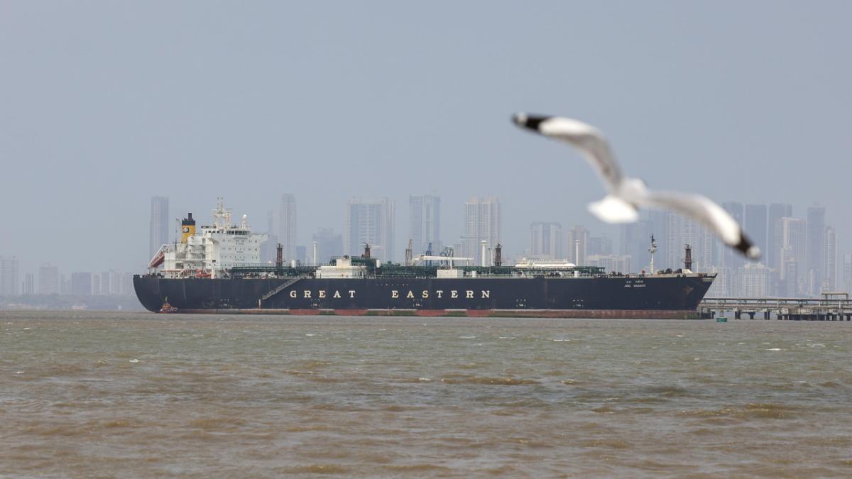 imagine cu o nava care trece prin stramtoarea ormuz