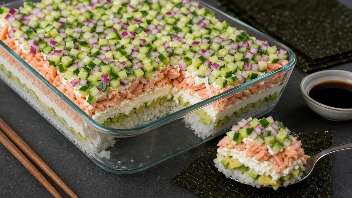 Sushi la caserolă, noua rețetă virală: rapid, accesibil și fără rulare complicată