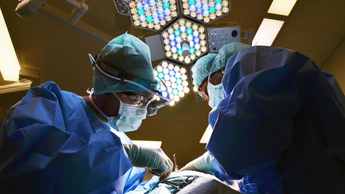 imagini cu medici chirurgi