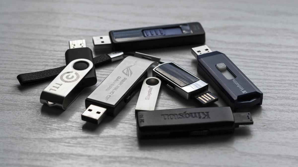 imagine cu stick-uri USB