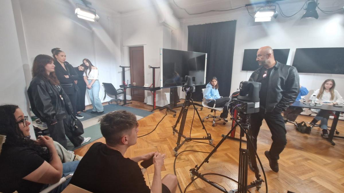 Provocări reale din televiziune: studenții UTM au exersat stand-up-uri și intervenții în direct