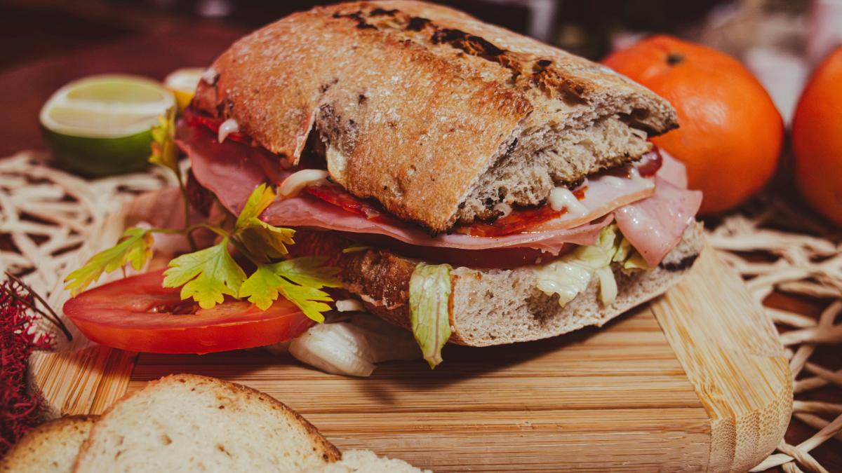 sandviș / Fotografie de la Costin Cerednicenco: https://www.pexels.com/ro-ro/fotografie/sandwich-gourmet-cu-ingrediente-proaspete-in-bra-ov-29716498/