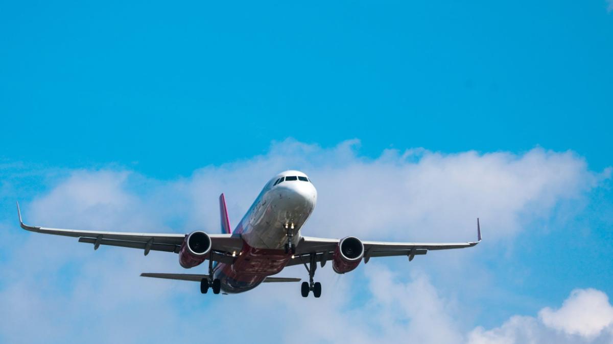 imagine cu un avion