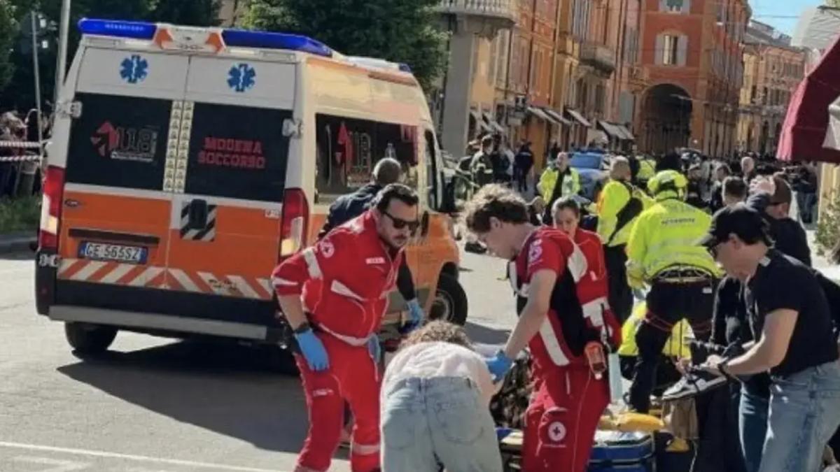 o masina a intrat in oameni in italia modena
