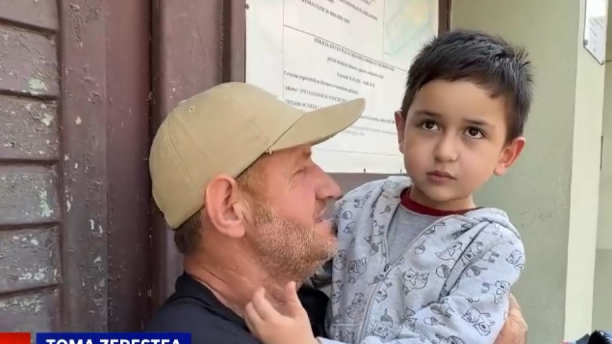 imagine cu Alex, băiatul de 5 ani găsit după două zile în pădure si tatal lui