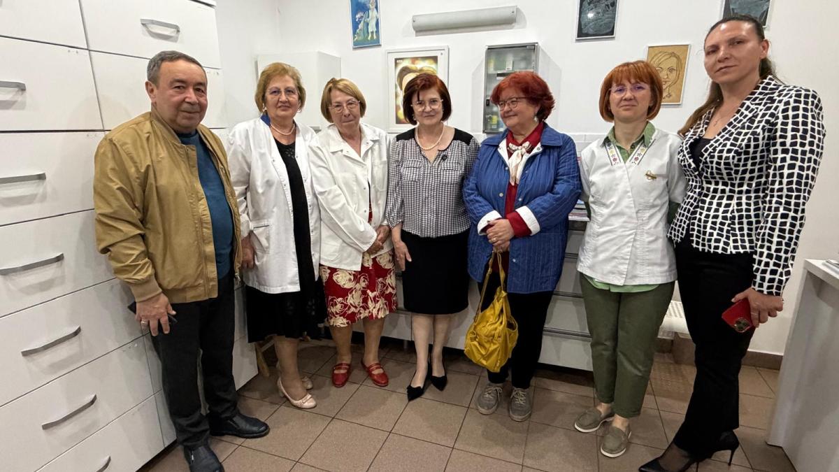 imagine cu Prof. univ. dr. Cătălina Poiană, președinta CMR, în mijlocul medicilor de familie din Vâlcea