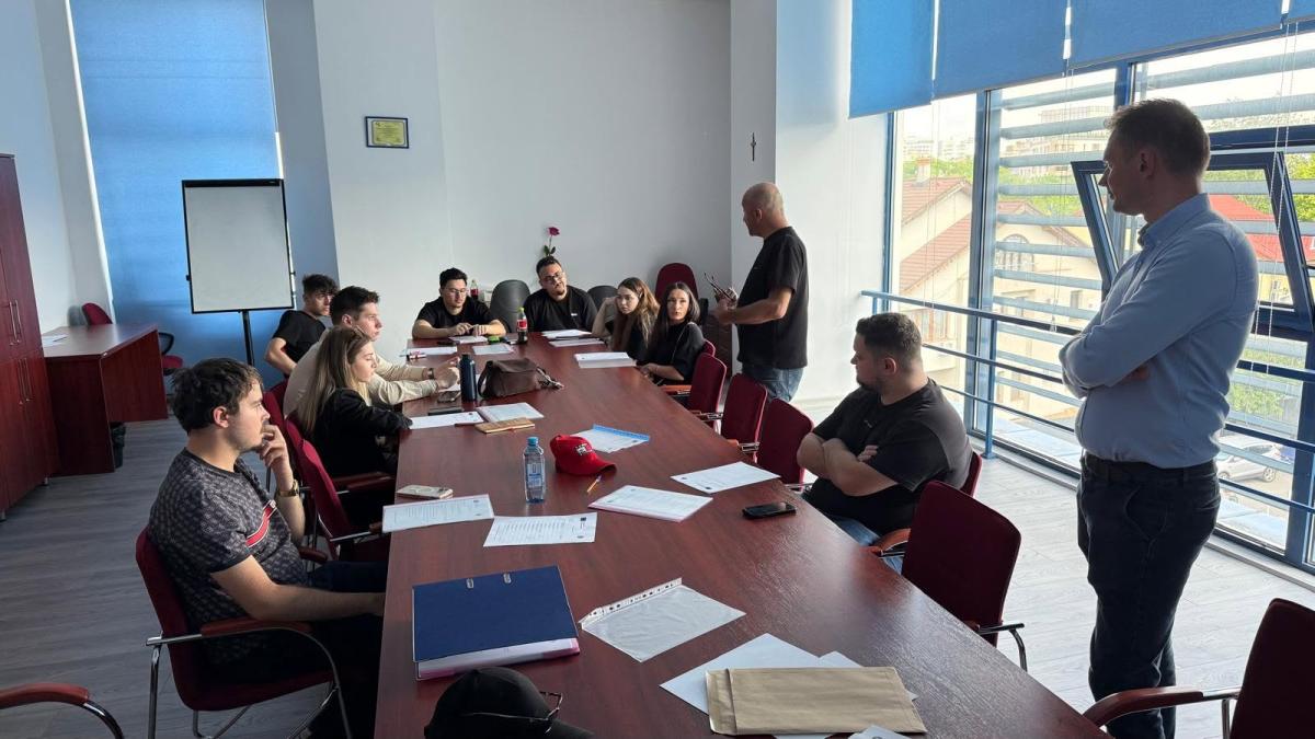 Cum comunici în fața camerei și în situații de criză? Lecții pentru studenții Universității Titu Maiorescu