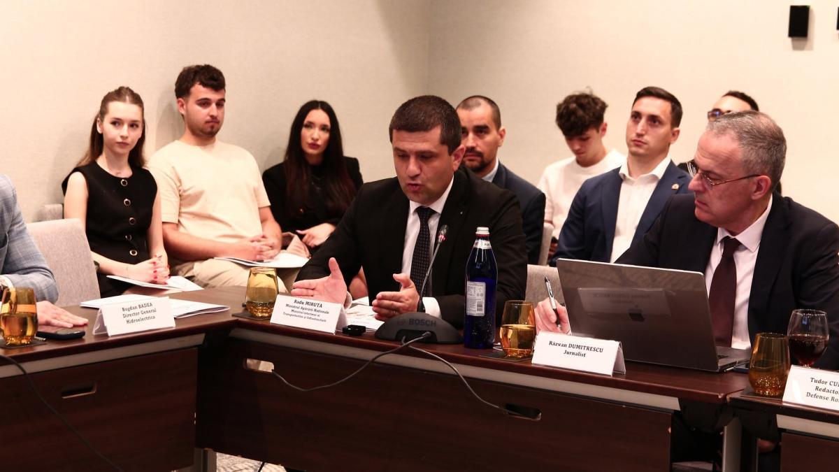 Cum evită România blocajul investițiilor după 2027? Studenții UTM au urmărit dezbaterea organizată de DC Media Group