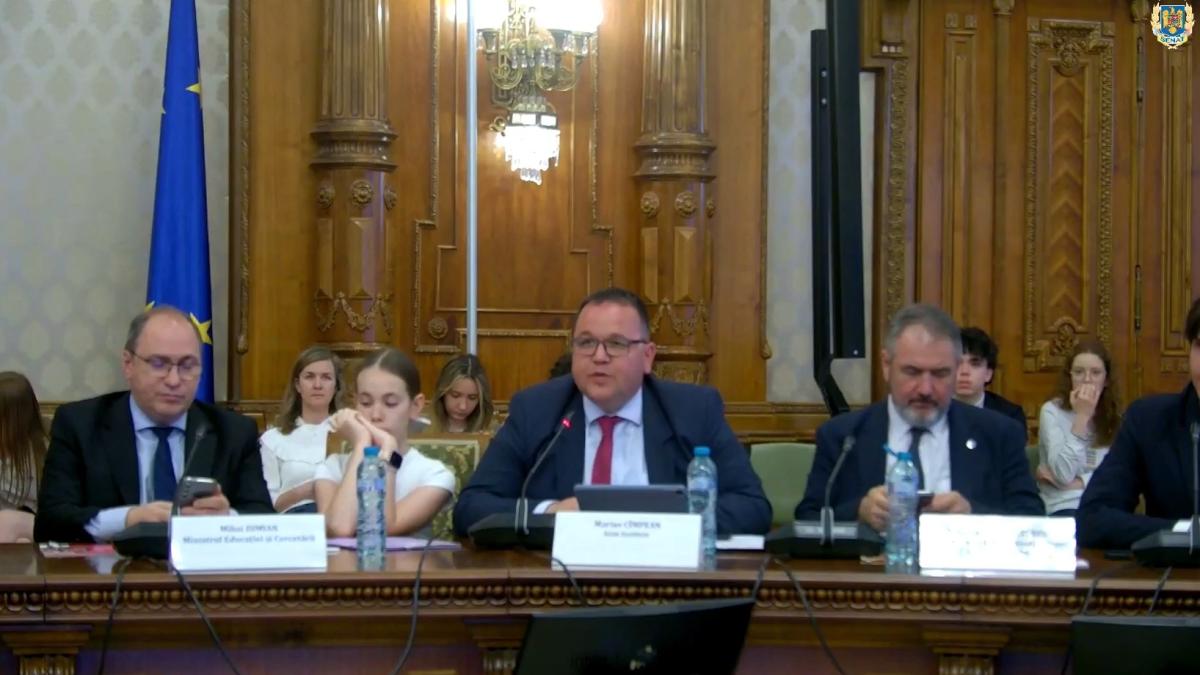 O elevă de 11 ani a vorbit despre presiunea din școli, în timp ce ministrul Educației era atent la telefon  VIDEO