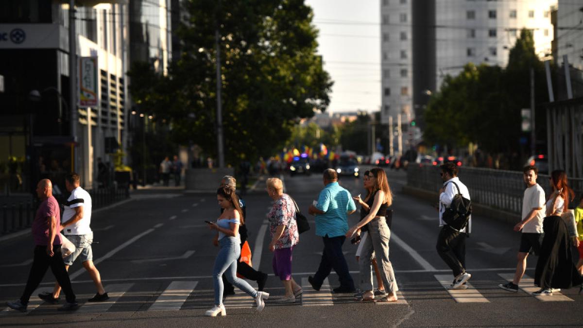 oameni strada bucuresti capitala viata cotidiana 
