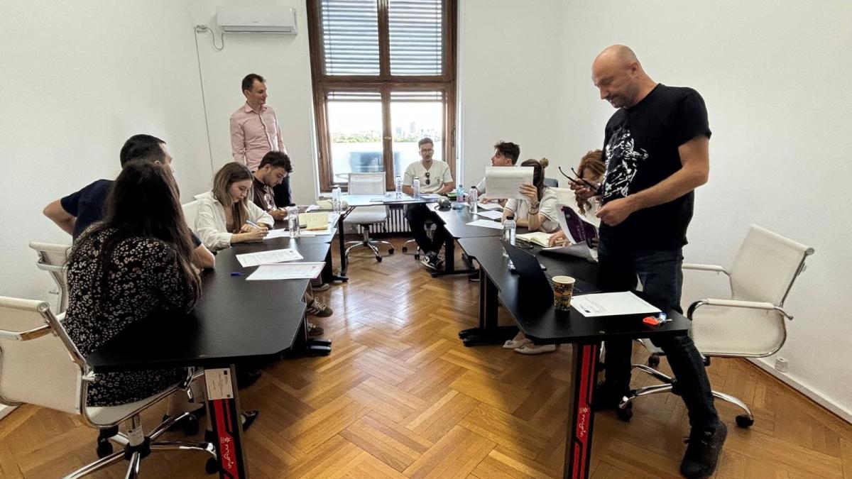 Exerciții de televiziune și presă scrisă în redacția DC News pentru studenții UTM