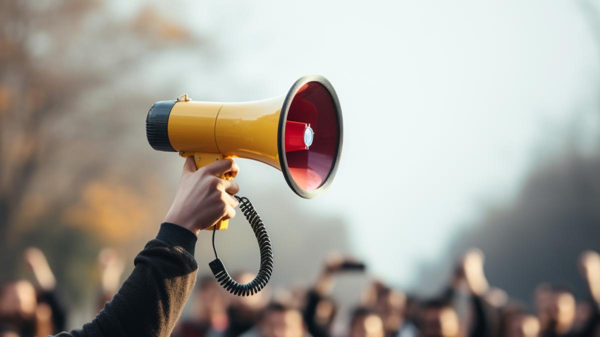 imagine cu megafon, protest