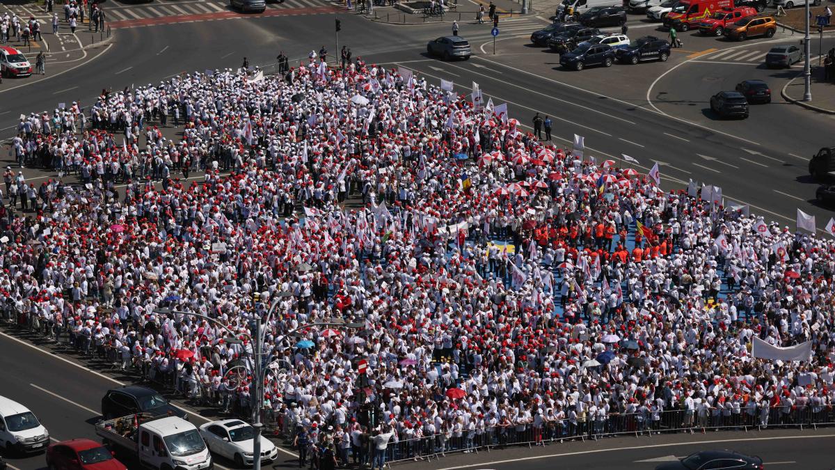 Sindicaliști ai Sanitas protestează în fața guvernului, București 3 iunie 2026. Inquam Photos / George Călin
